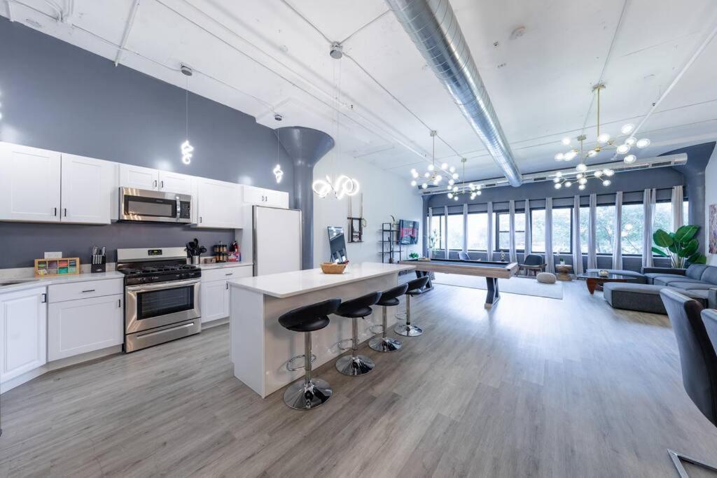Apartment Luxurious 5br Perfect For Group Of 12 Guests With Pool Table, Optional Parking And Gym Access Near Mccormick Place And Soldier Field Chicago
