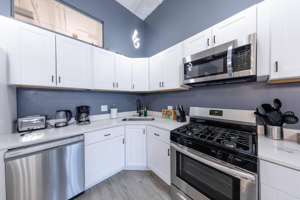 Luxurious 5br Perfect For Group Of 12 Guests With Pool Table, Optional Parking And Gym Access Near Mccormick Place And Soldier Field Apartment