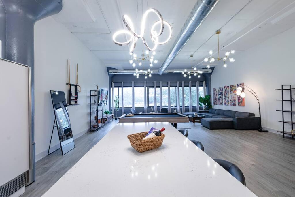 Apartment Luxurious 5br Perfect For Group Of 12 Guests With Pool Table, Optional Parking And Gym Access Near Mccormick Place And Soldier Field Chicago