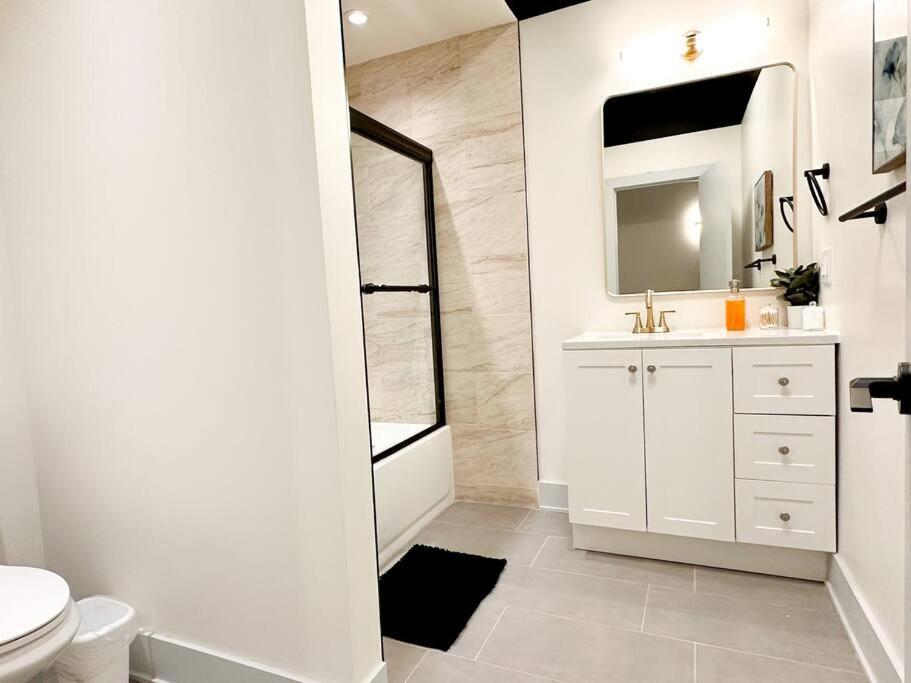 Apartment Luxurious 5br Perfect For Group Of 12 Guests With Pool Table, Optional Parking And Gym Access Near Mccormick Place And Soldier Field
