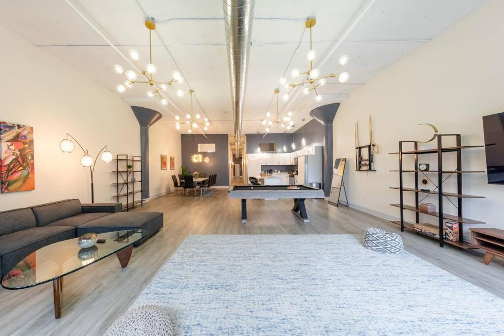 Luxurious 5br Perfect For Group Of 12 Guests With Pool Table, Optional Parking And Gym Access Near Mccormick Place And Soldier Field Apartment *