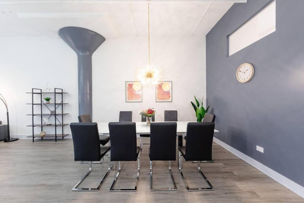 Apartment Luxurious 5br Perfect For Group Of 12 Guests With Pool Table, Optional Parking And Gym Access Near Mccormick Place And Soldier Field *
