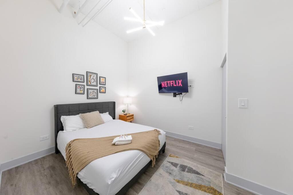 Apartment Luxurious 5br Perfect For Group Of 12 Guests With Pool Table, Optional Parking And Gym Access Near Mccormick Place And Soldier Field