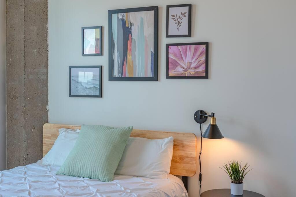 Spacious 2br South Loop With Skyline View, Optional Parking And Gym Access Near Mccormick Place And Soldier Field