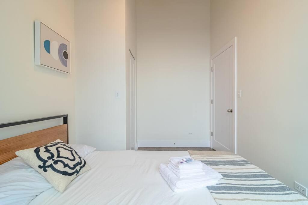 Luxury 2br With Optional Parking And Gym Access Near Mccormick Place And Soldier Field Apartment