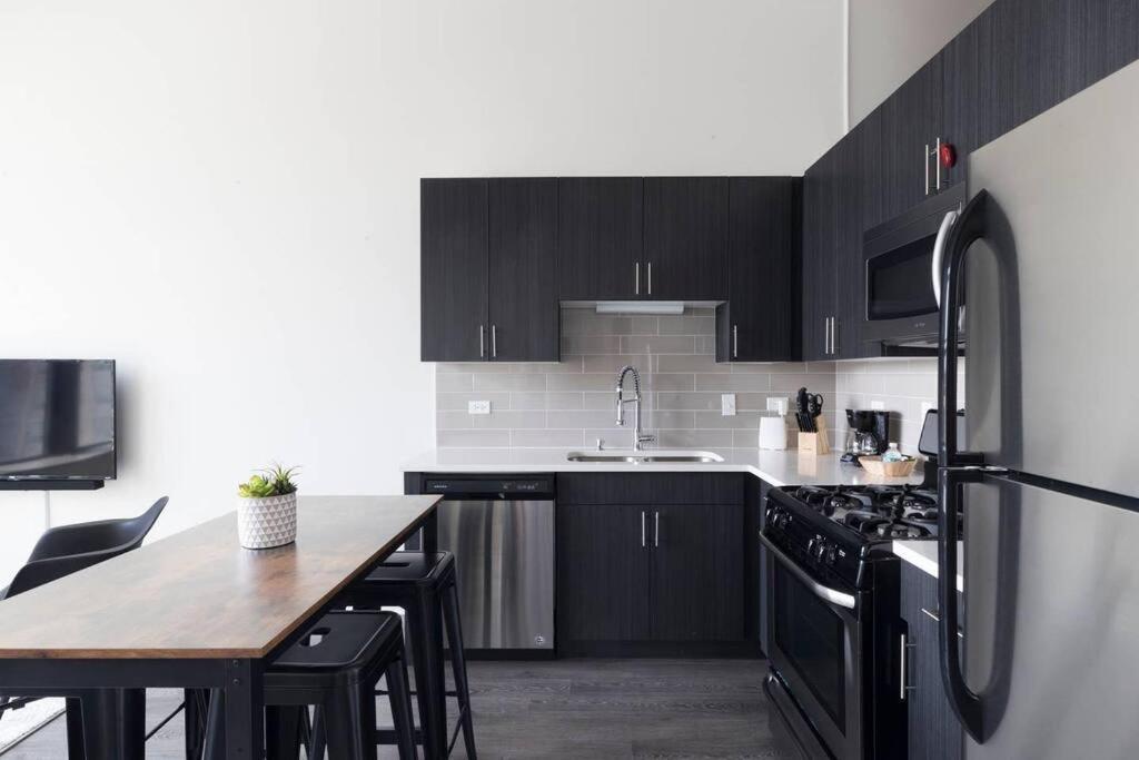 Modern 2br In South Loop With Optional Parking & Gym Access Near Museum Campus & Grant Park Apartment