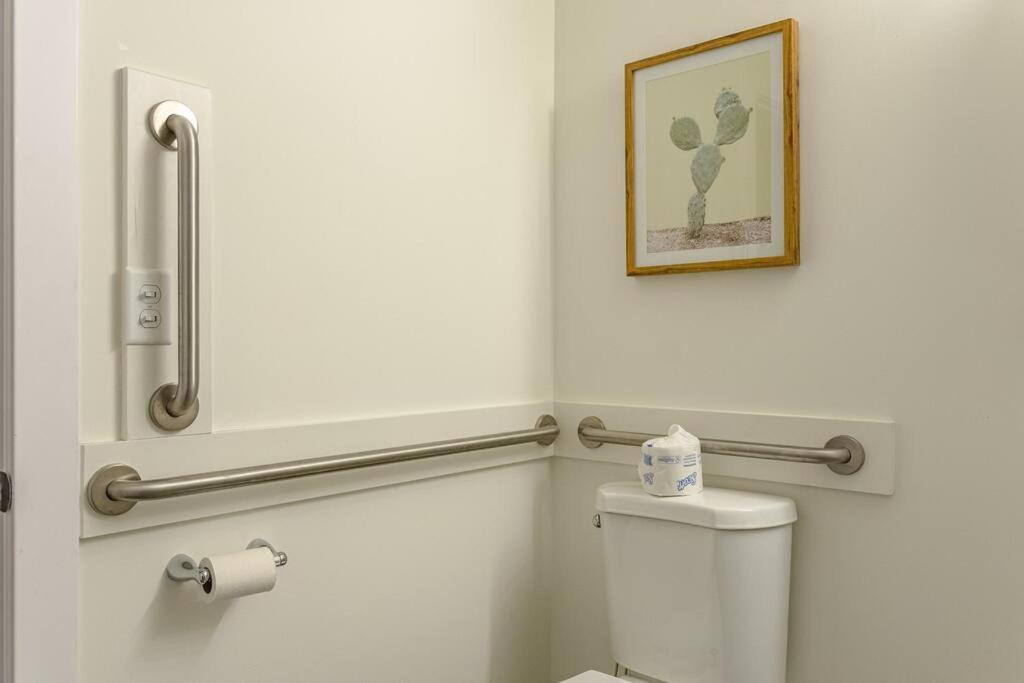 Luxury With Optional Parking And Gym Access Near Mccormick Place, Chinatown And Soldier Field *