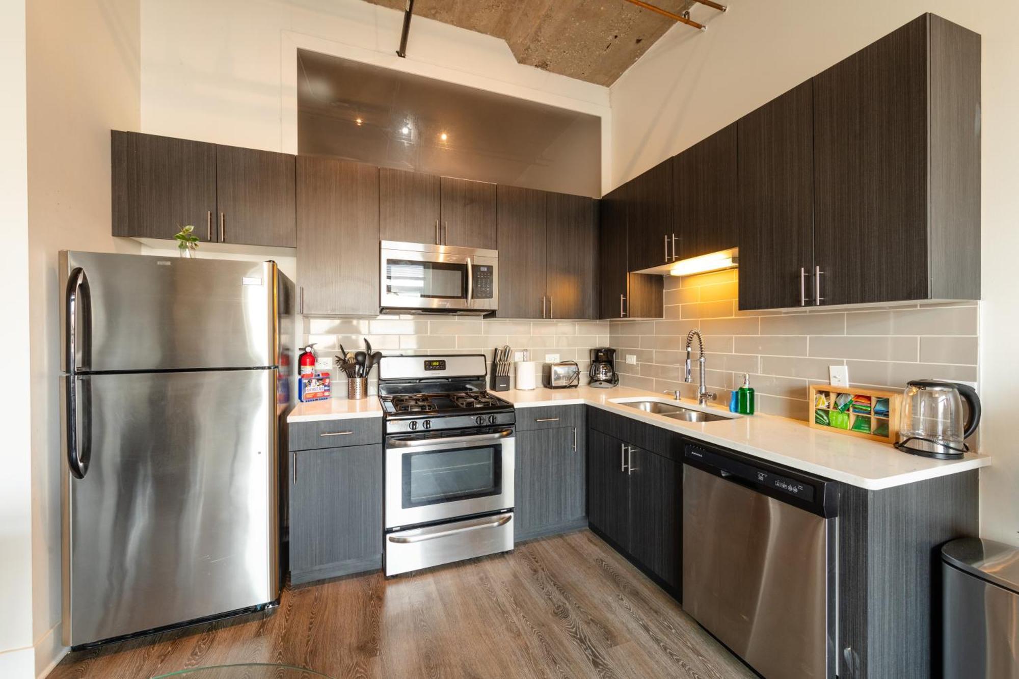 Mccormick Place 2br With Patio, Skyline View And Optional Parking Sleeps 6 Near Soldier Field And Grant Park