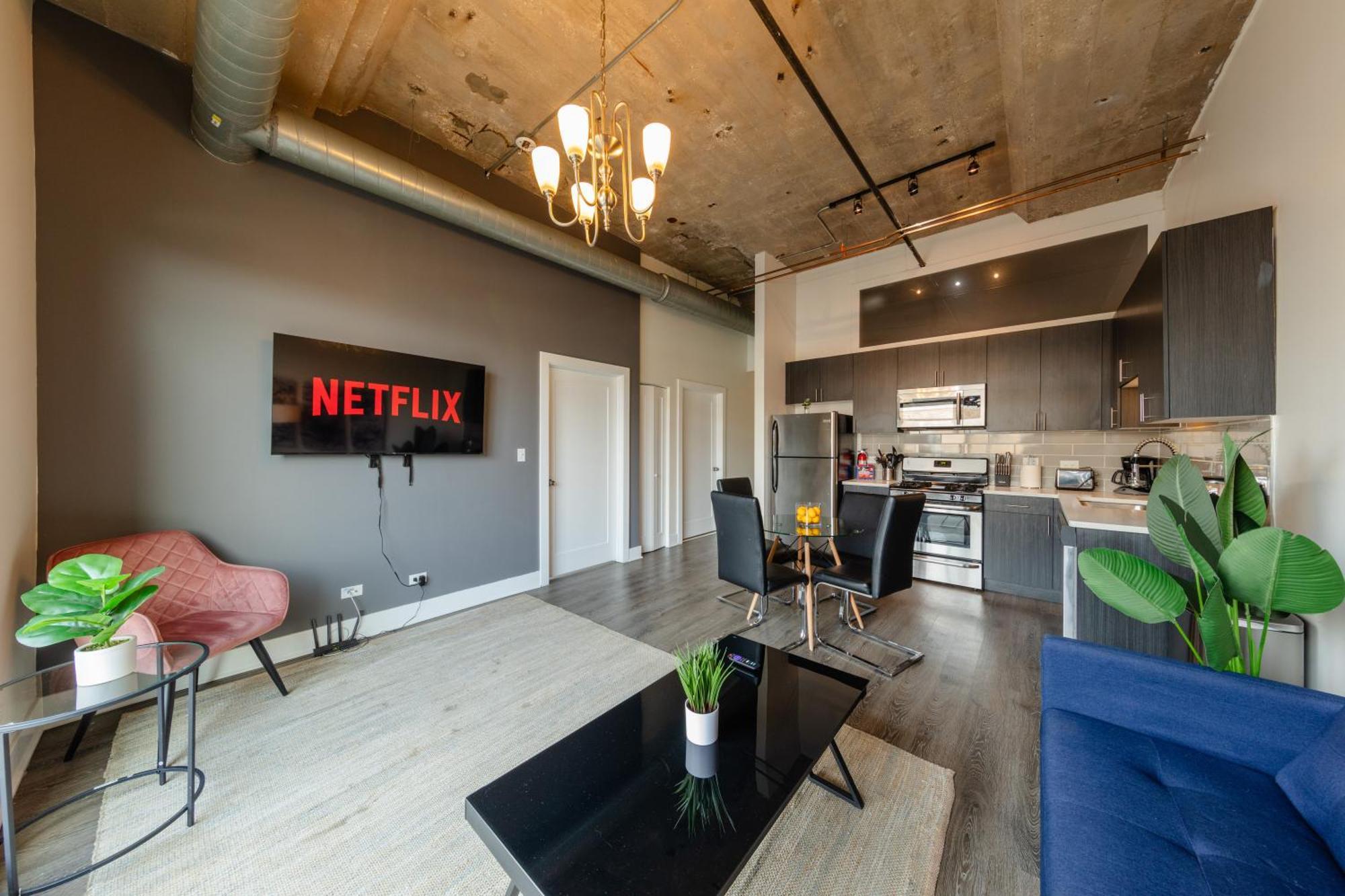Apartment Mccormick Place 2br With Patio, Skyline View And Optional Parking Sleeps 6 Near Soldier Field And Grant Park Chicago