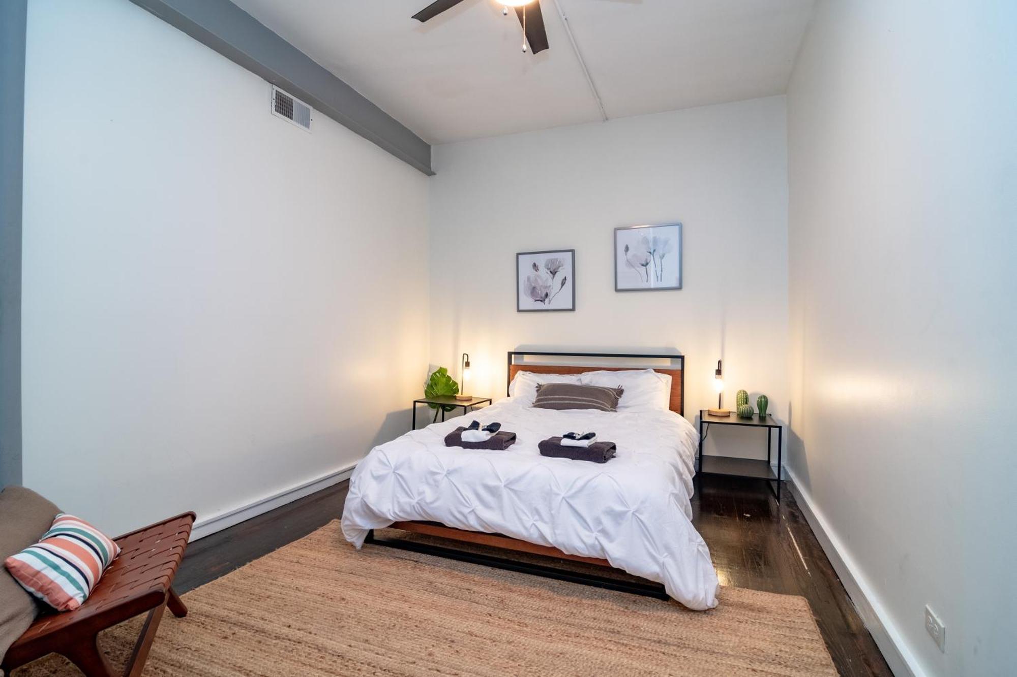 Apartment Bright South Loop 3br Escape With Pingpong Table And Optional Parking Minutes To Art Institute, Grant Park & Mccormick Place Events