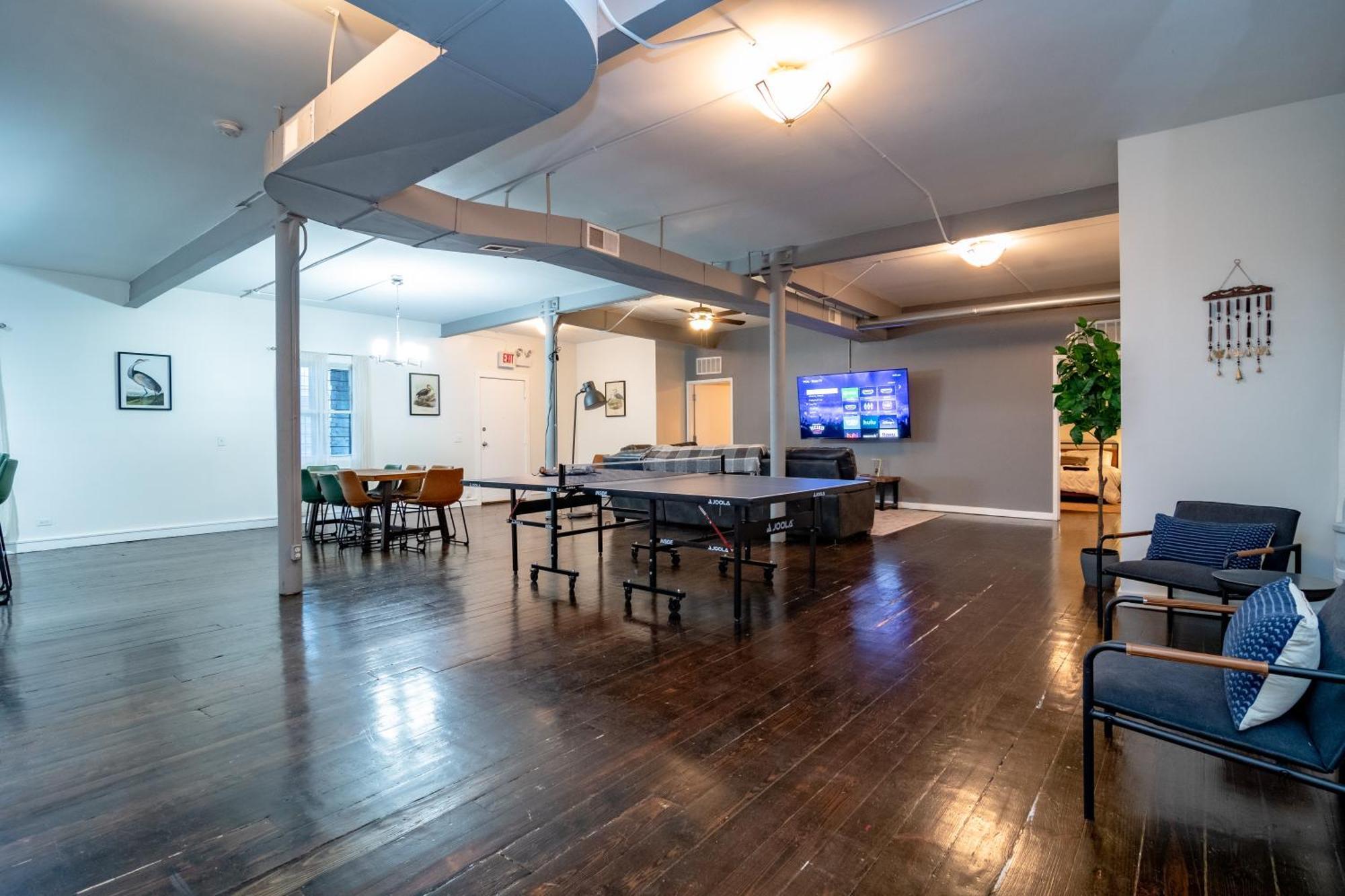 Bright South Loop 3br Escape With Pingpong Table And Optional Parking Minutes To Art Institute, Grant Park & Mccormick Place Events Apartment