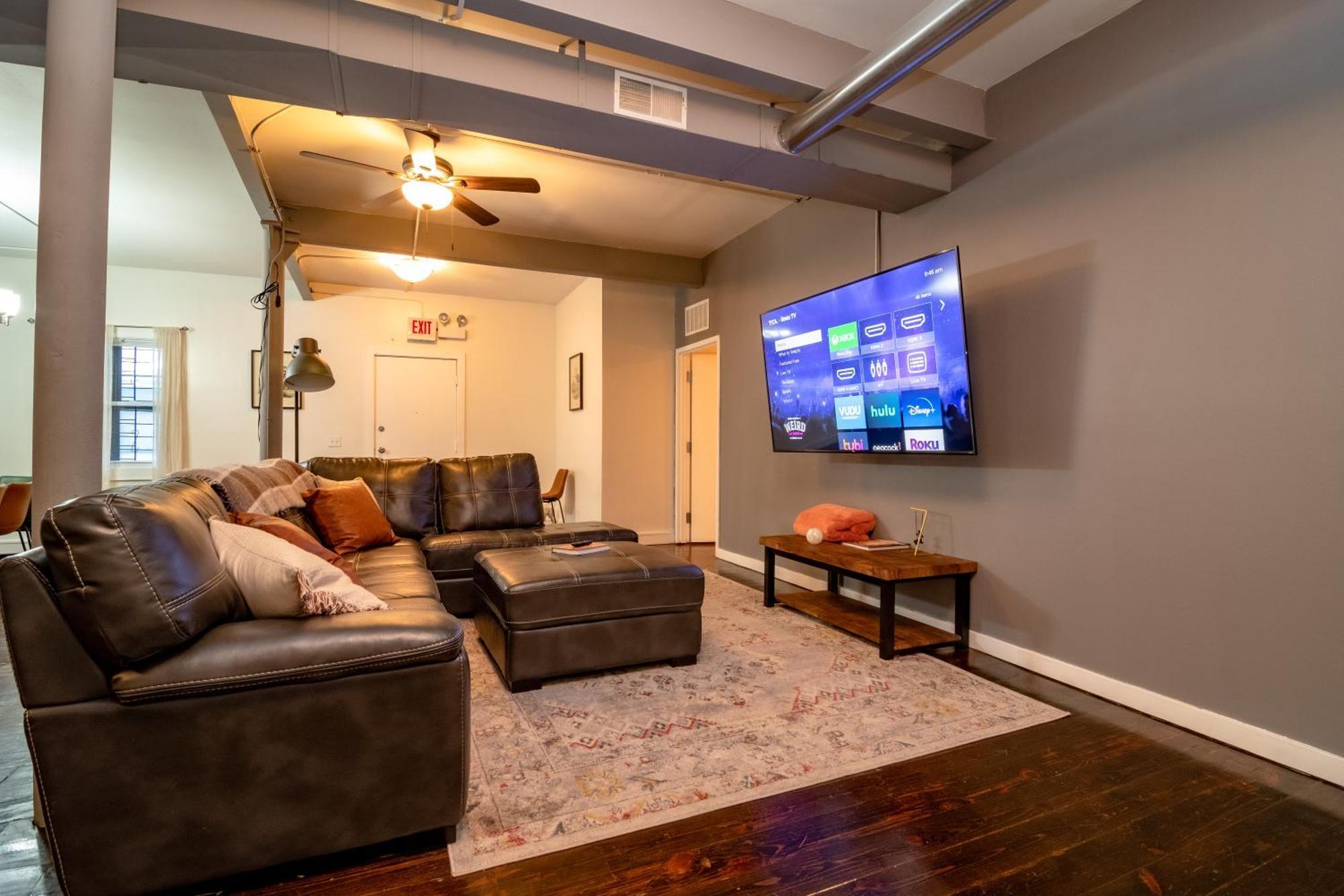 Apartment Bright South Loop 3br Escape With Pingpong Table And Optional Parking Minutes To Art Institute, Grant Park & Mccormick Place Events *