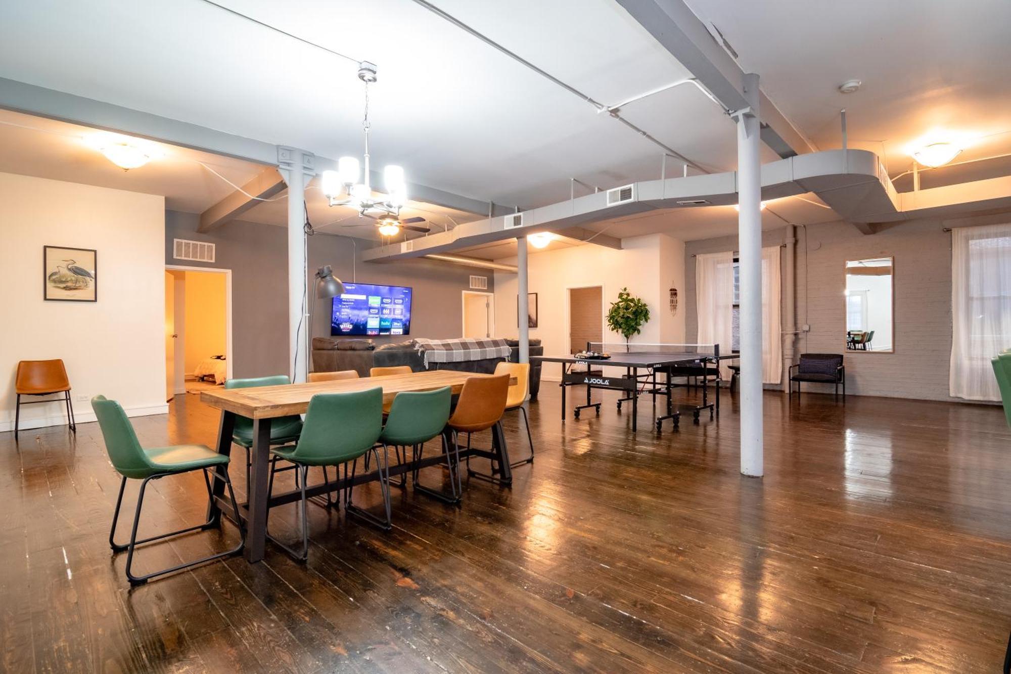 Apartment Bright South Loop 3br Escape With Pingpong Table And Optional Parking Minutes To Art Institute, Grant Park & Mccormick Place Events Chicago