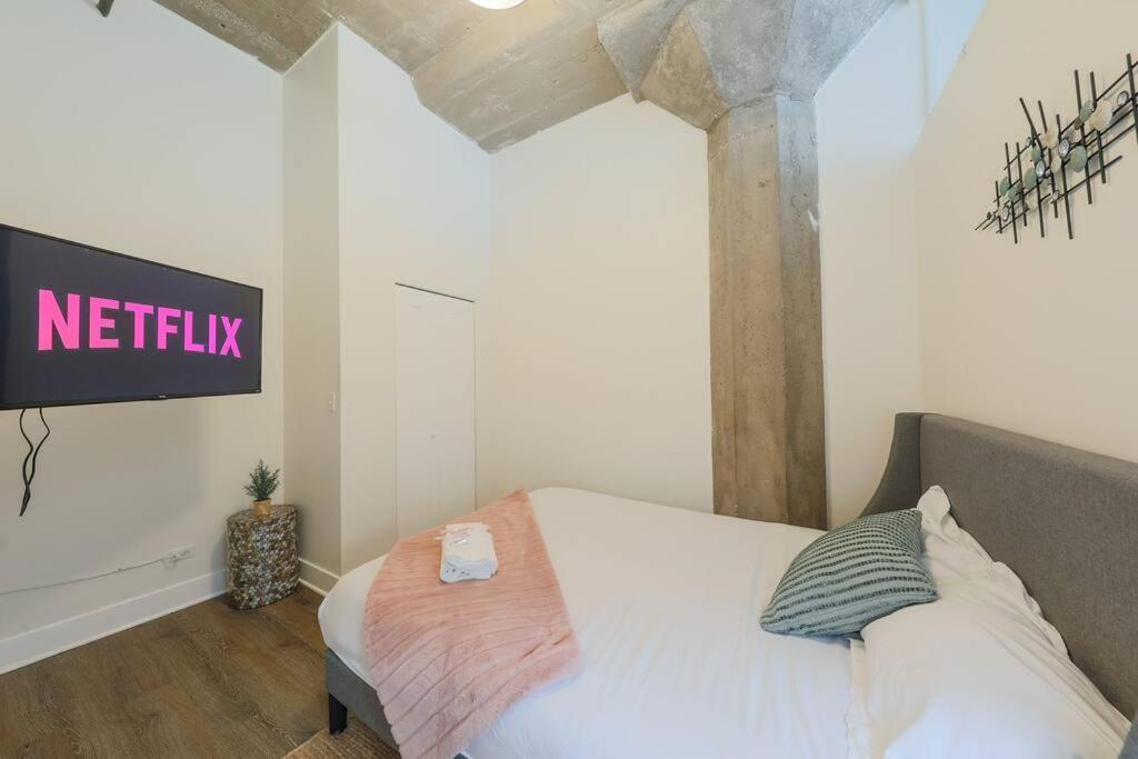 Cozy 2br With Optional Parking And Gym Access Near Field Museum, Lakefront & Mccormick Place Apartment