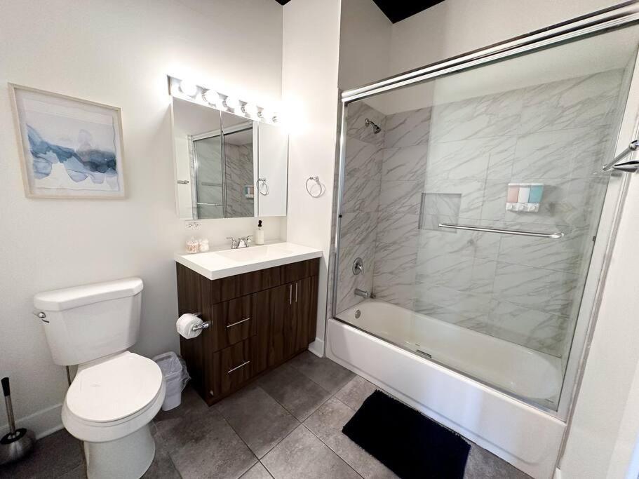 2br Retreat With Optional Parking And Gym Access Near Mccormick Place And Soldier Field Apartment *