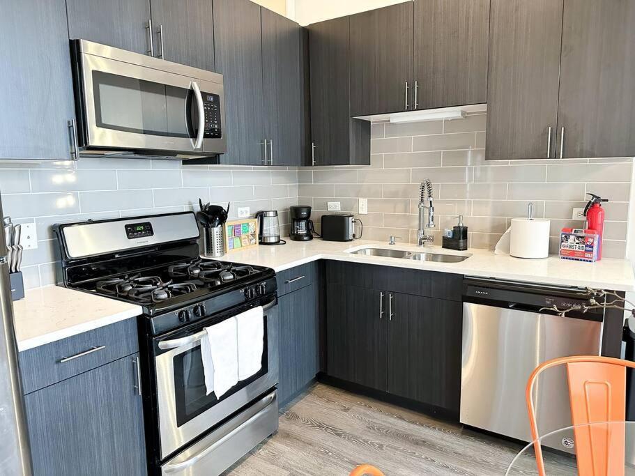 Apartment 2br Retreat With Optional Parking And Gym Access Near Mccormick Place And Soldier Field *
