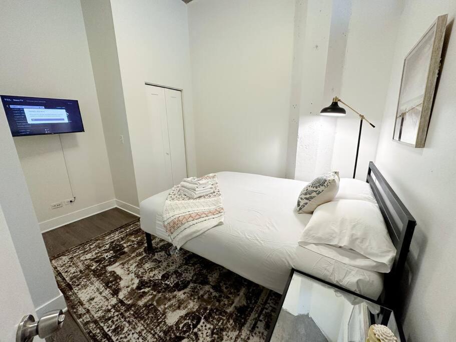 2br Retreat With Optional Parking And Gym Access Near Mccormick Place And Soldier Field Apartment