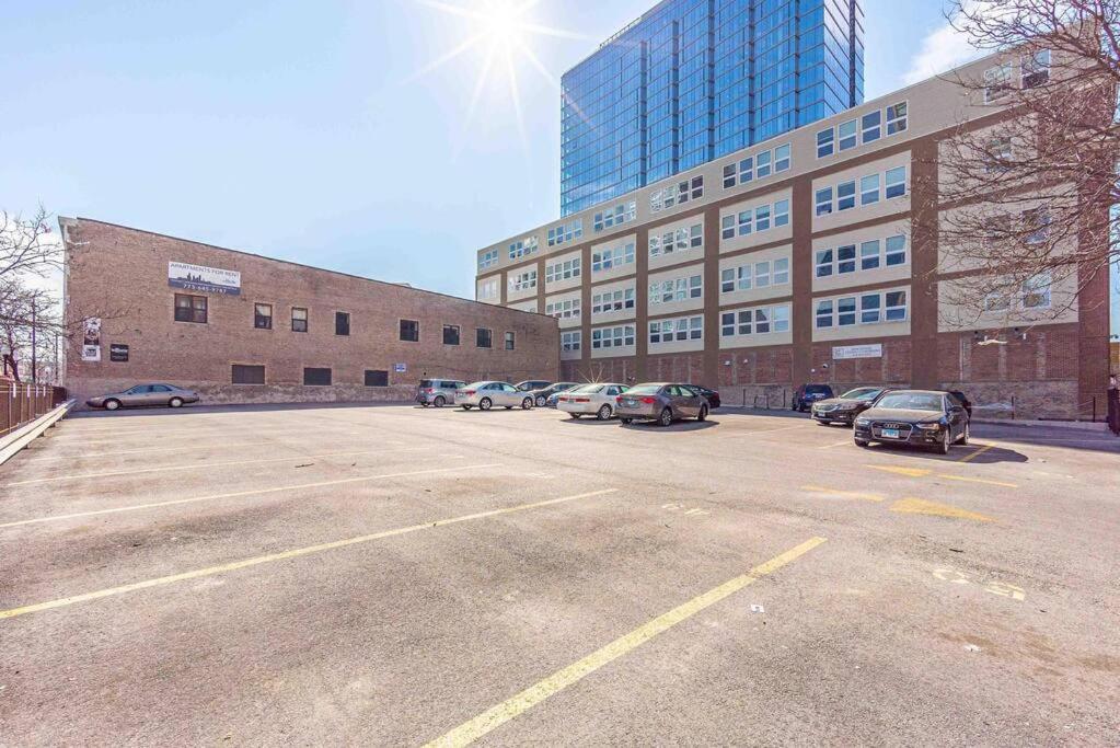 2br Retreat With Optional Parking And Gym Access Near Mccormick Place And Soldier Field *