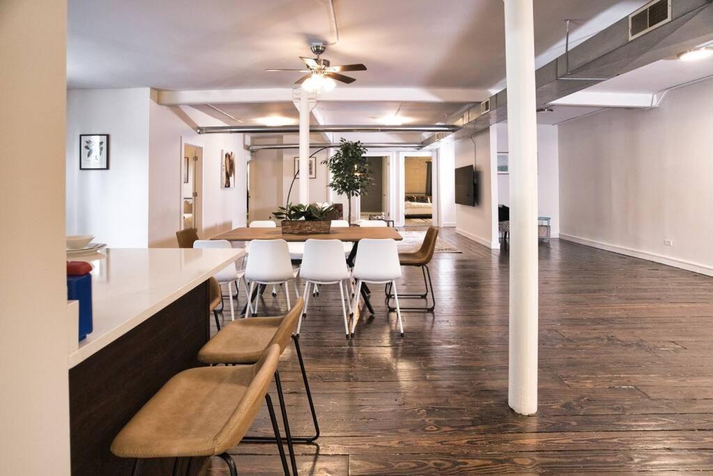 Huge 4br Downtown Retreat Good For Groups Sleeps 10 Near Mccormick Place And Field Museum Apartment Chicago