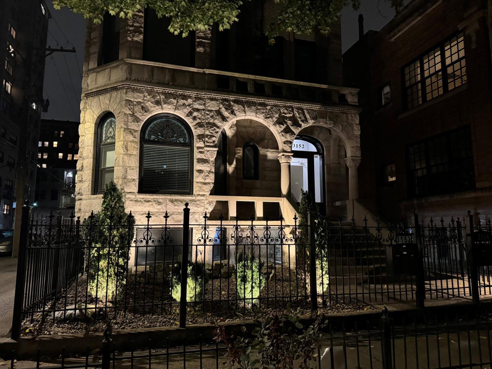 Stone Mansion Sleeps 10-20 Free Tv & Parking