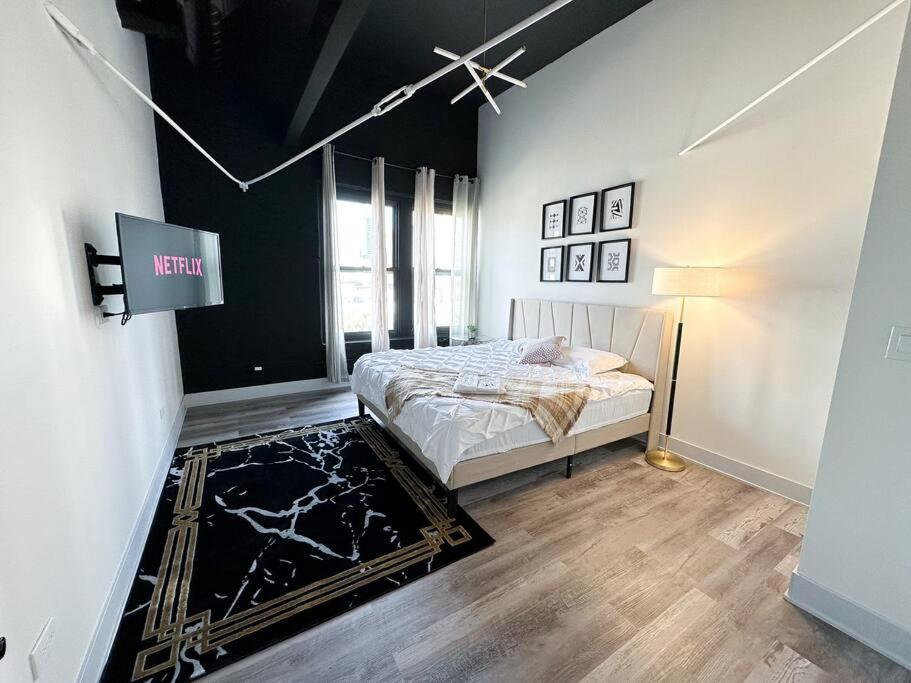 Luxury 5br Retreat Perfect For Groups With Pool Table & Optional Parking Near Mccormick Place And Soldier Field Apartment