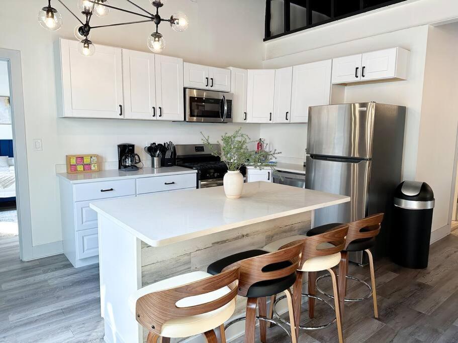 Apartment Luxury 5br Retreat Perfect For Groups With Pool Table & Optional Parking Near Mccormick Place And Soldier Field *