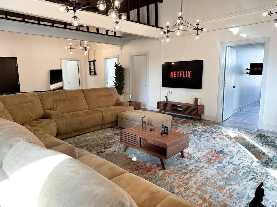 Luxury 5br Retreat Perfect For Groups With Pool Table & Optional Parking Near Mccormick Place And Soldier Field Apartment
