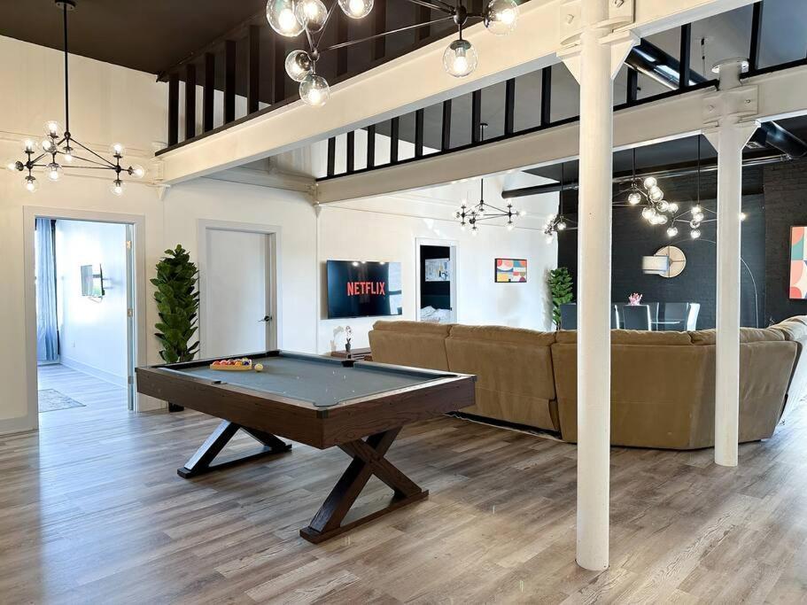 Luxury 5br Retreat Perfect For Groups With Pool Table & Optional Parking Near Mccormick Place And Soldier Field Apartment Chicago