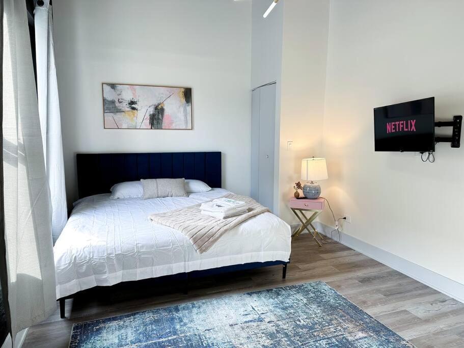 Luxury 5br Retreat Perfect For Groups With Pool Table & Optional Parking Near Mccormick Place And Soldier Field Apartment
