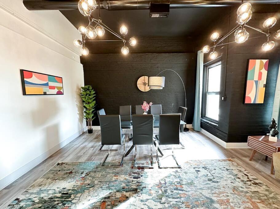Apartment Luxury 5br Retreat Perfect For Groups With Pool Table & Optional Parking Near Mccormick Place And Soldier Field Chicago
