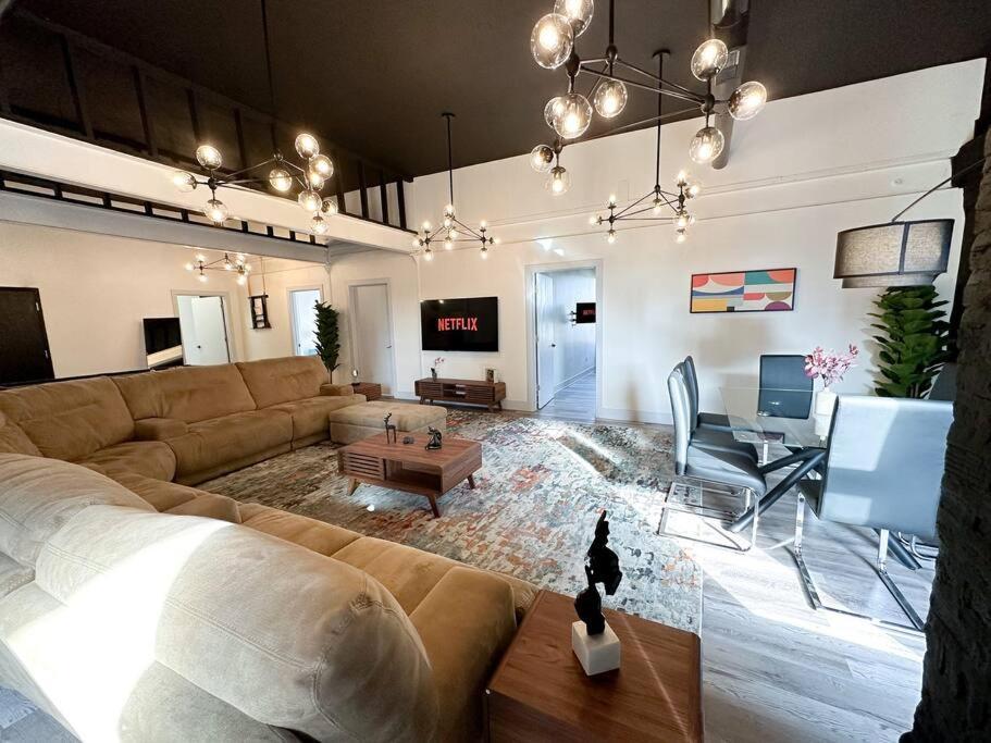 Luxury 5br Retreat Perfect For Groups With Pool Table & Optional Parking Near Mccormick Place And Soldier Field Apartment Chicago