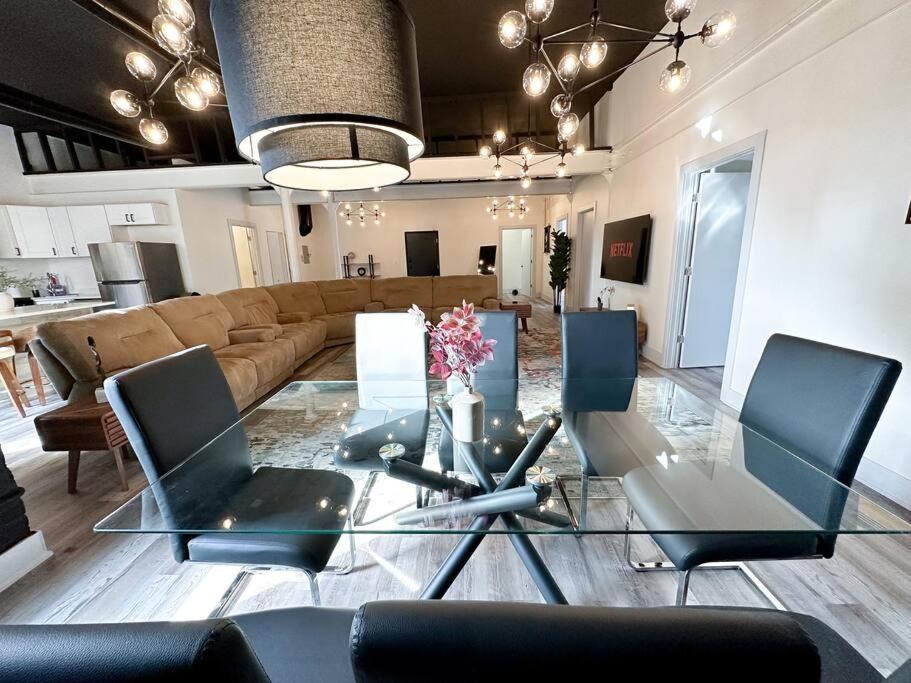 Luxury 5br Retreat Perfect For Groups With Pool Table & Optional Parking Near Mccormick Place And Soldier Field Apartment Chicago