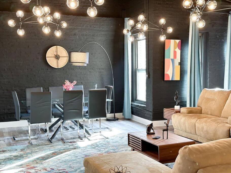Apartment Luxury 5br Retreat Perfect For Groups With Pool Table & Optional Parking Near Mccormick Place And Soldier Field *