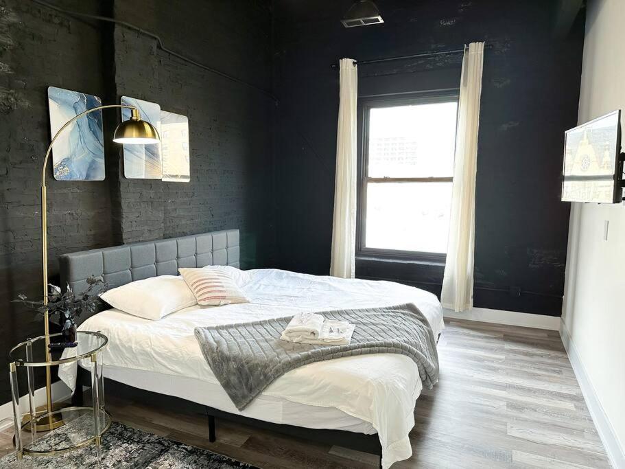 Luxury 5br Retreat Perfect For Groups With Pool Table & Optional Parking Near Mccormick Place And Soldier Field Apartment