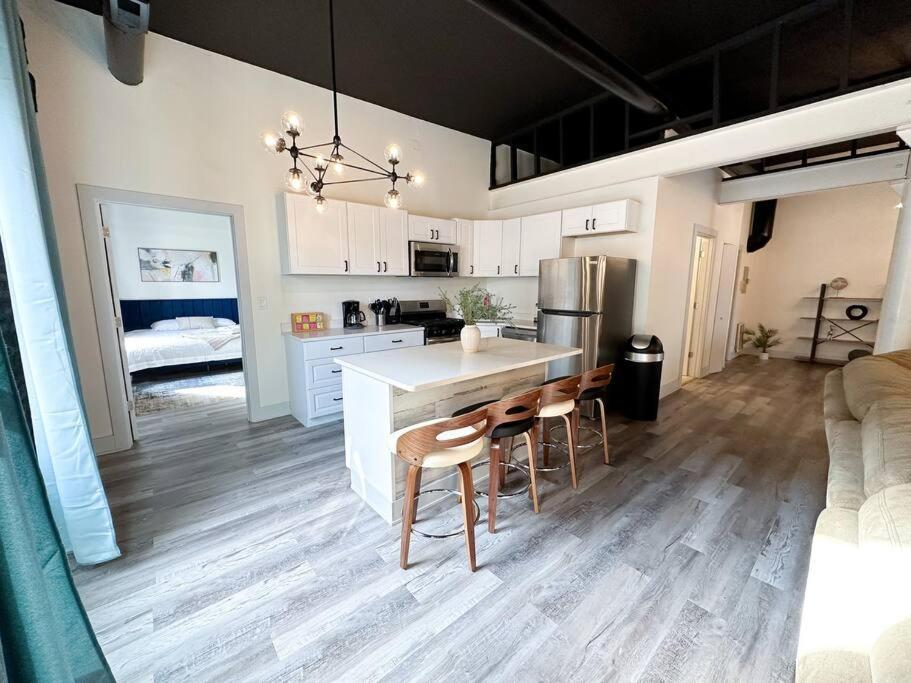 Luxury 5br Retreat Perfect For Groups With Pool Table & Optional Parking Near Mccormick Place And Soldier Field Apartment