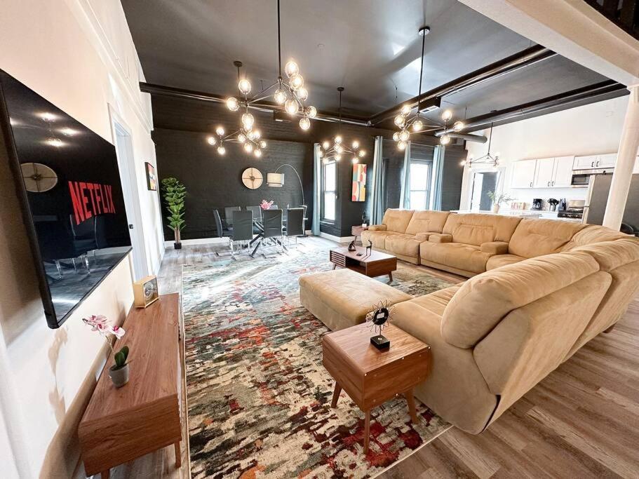 Luxury 5br Retreat Perfect For Groups With Pool Table & Optional Parking Near Mccormick Place And Soldier Field *