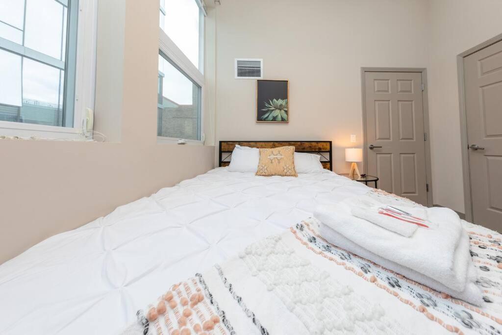 Stylish 2br With Optional Parking, Patio And Gym Near Mccormick Place, Shedd Aquarium, Field Museum & Lakefront Trail *