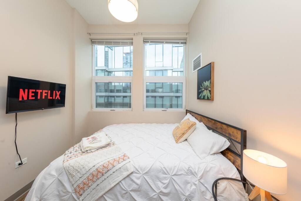 Stylish 2br With Optional Parking, Patio And Gym Near Mccormick Place, Shedd Aquarium, Field Museum & Lakefront Trail Chicago