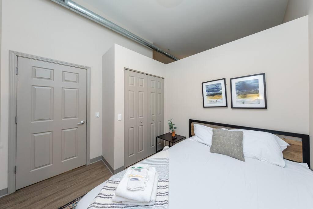 Stylish 2br With Optional Parking, Patio And Gym Near Mccormick Place, Shedd Aquarium, Field Museum & Lakefront Trail Apartment