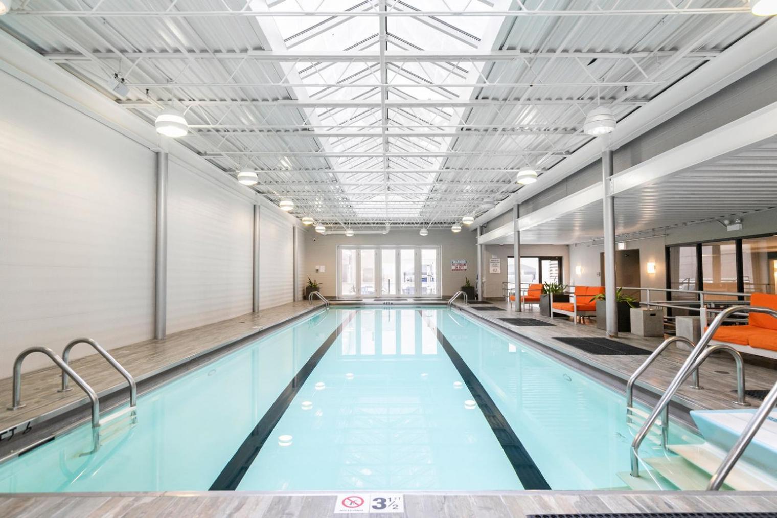 Streeterville W Deck Pool Nr Chi-583