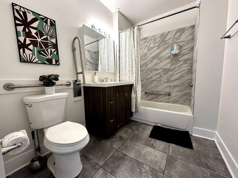 Mccormick 3br/2ba Family Oasis For Up To 8 Guests With Optional Parking And Gym Access Chicago