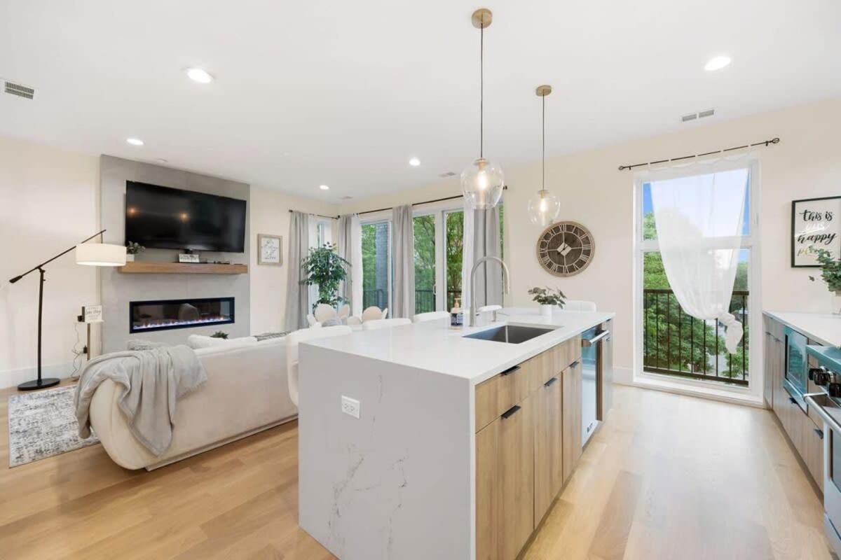 Apartment 3 Bdr Astonishing New Steps From United Center Chicago