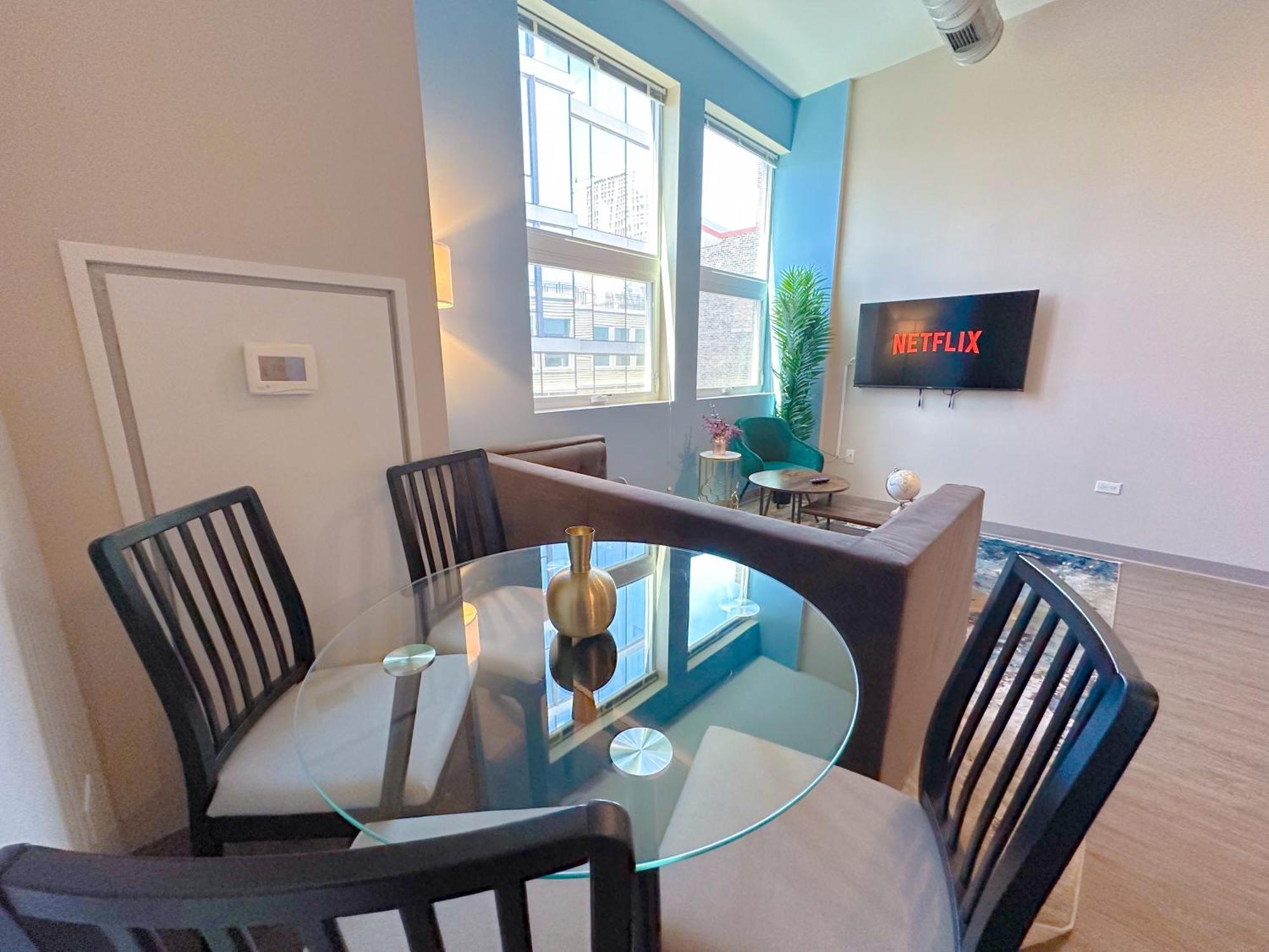 Apartment Stylish 2br With Optional Parking, Patio And Gym Near Mccormick Place, Shedd Aquarium, Field Museum & Lakefront Trail Chicago