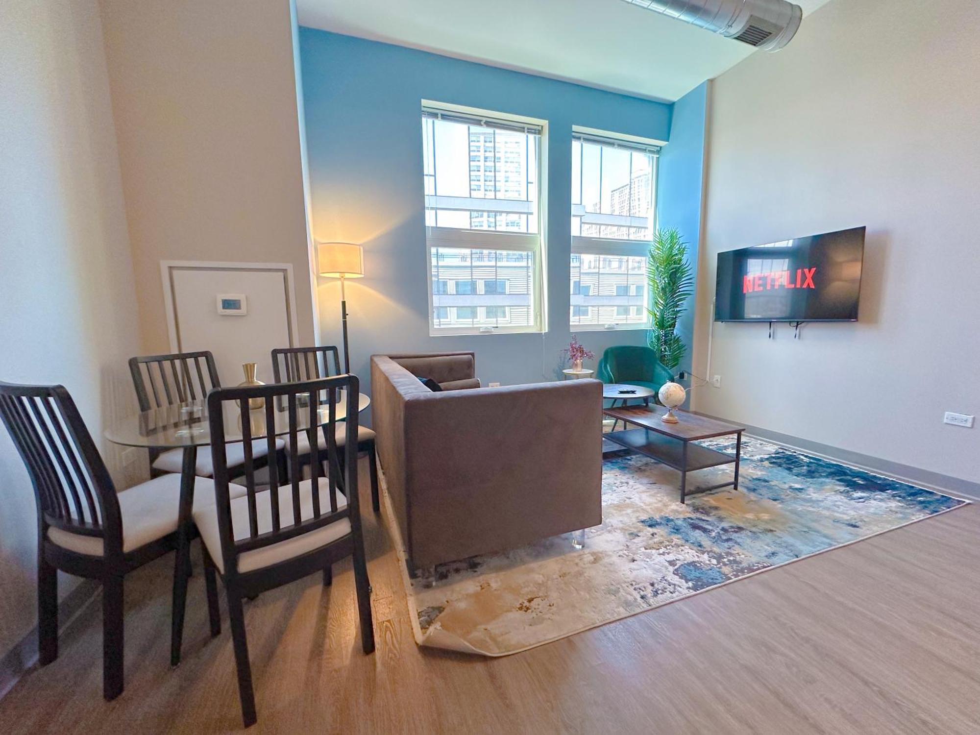 Stylish 2br With Optional Parking, Patio And Gym Near Mccormick Place, Shedd Aquarium, Field Museum & Lakefront Trail Apartment