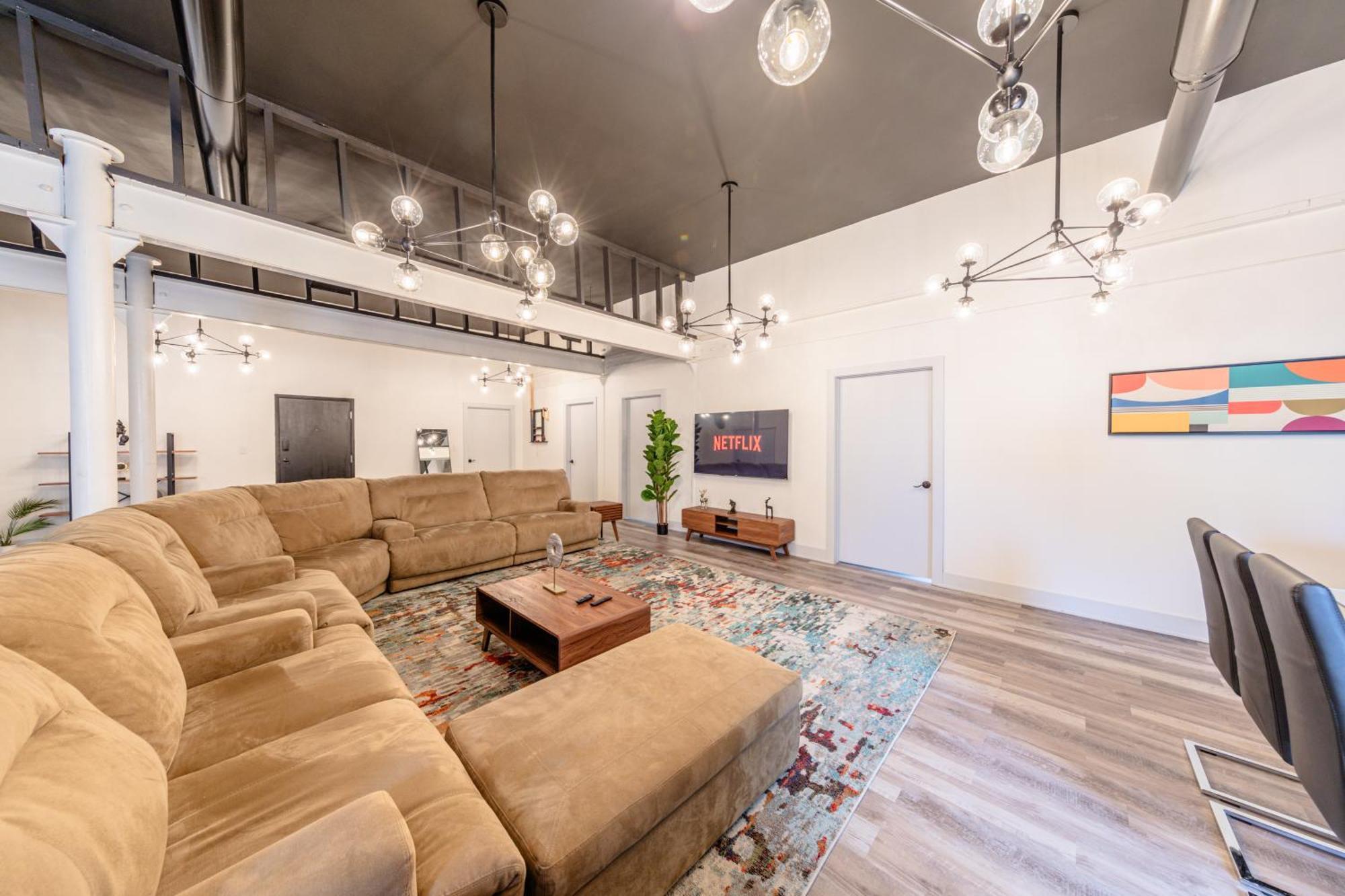 Apartment Luxury 5br Retreat Perfect For Groups With Pool Table & Optional Parking Near Mccormick Place And Soldier Field