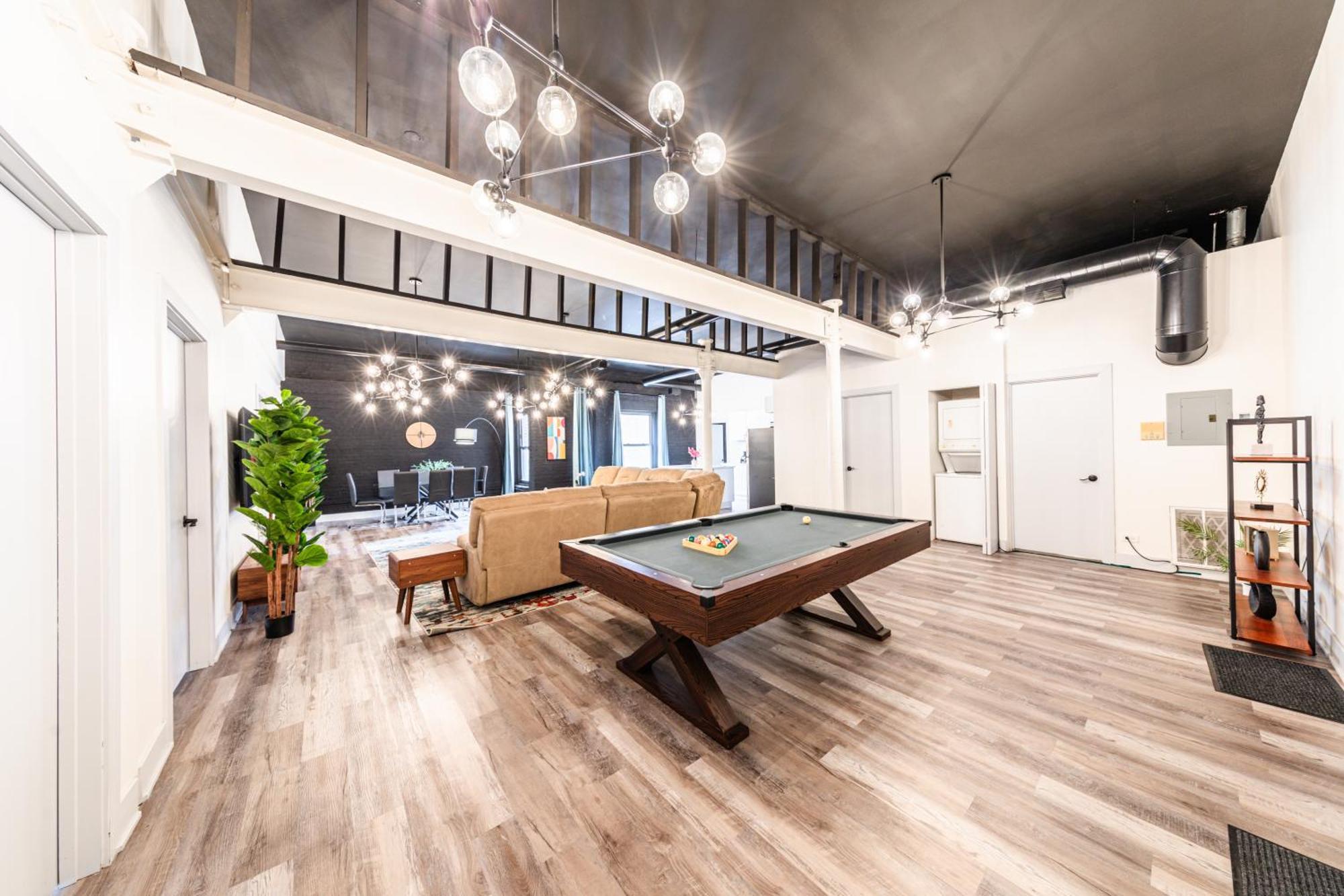 Luxury 5br Retreat Perfect For Groups With Pool Table & Optional Parking Near Mccormick Place And Soldier Field Apartment *