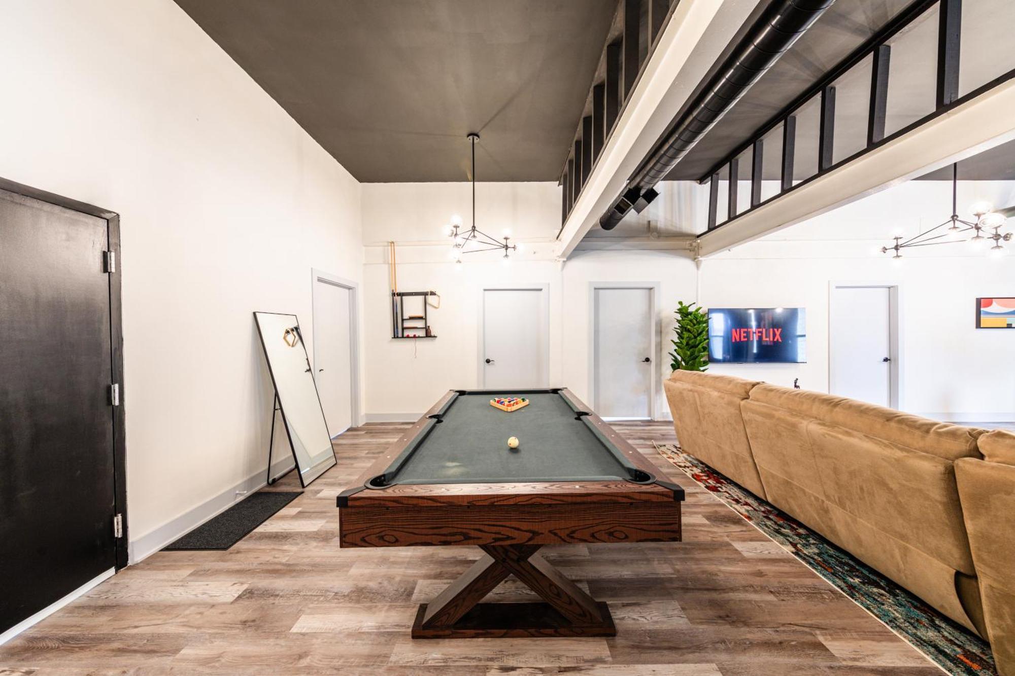 Luxury 5br Retreat Perfect For Groups With Pool Table & Optional Parking Near Mccormick Place And Soldier Field Apartment Chicago