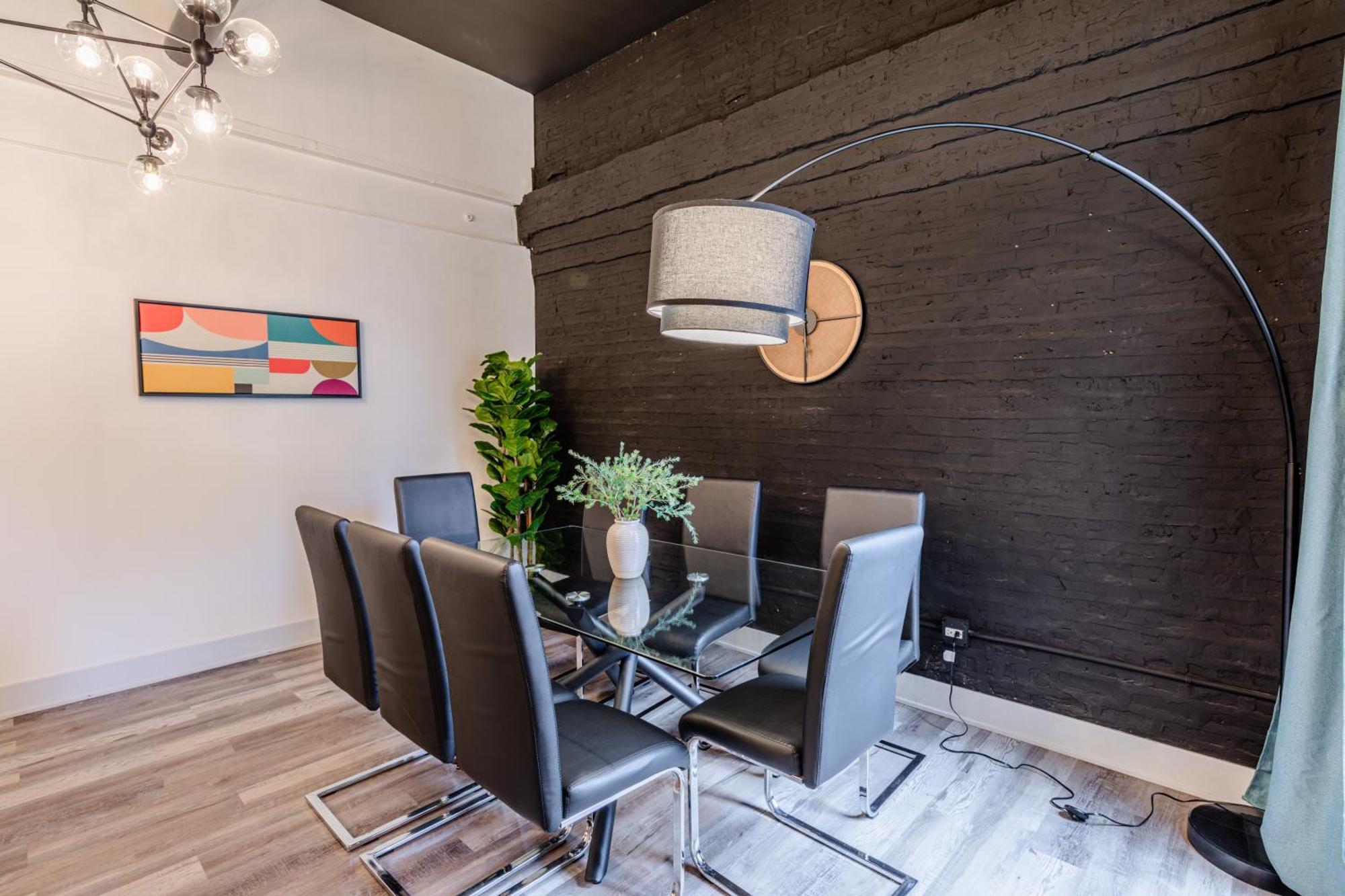Apartment Luxury 5br Retreat Perfect For Groups With Pool Table & Optional Parking Near Mccormick Place And Soldier Field *