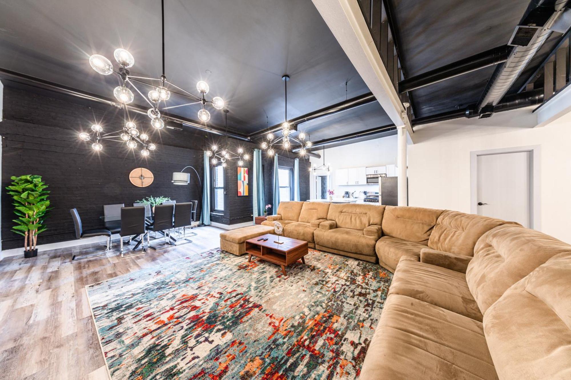 Apartment Luxury 5br Retreat Perfect For Groups With Pool Table & Optional Parking Near Mccormick Place And Soldier Field Chicago