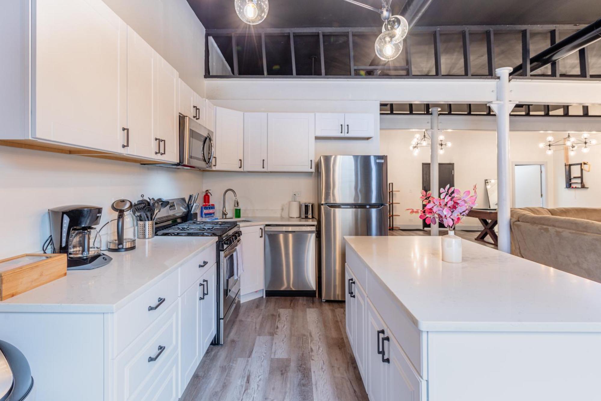 Apartment Luxury 5br Retreat Perfect For Groups With Pool Table & Optional Parking Near Mccormick Place And Soldier Field Chicago